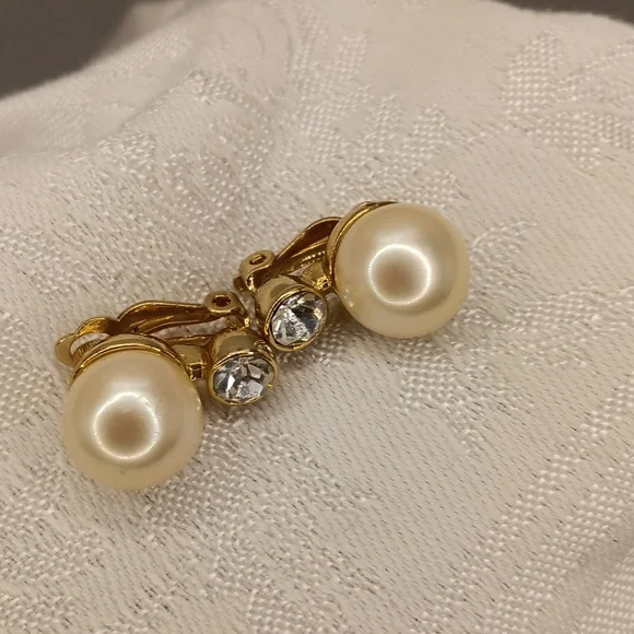 Vintage ErwinPearl faux pearl and Crystal Stud Clip- on Gold-toned Earrings - Picture 7 of 9